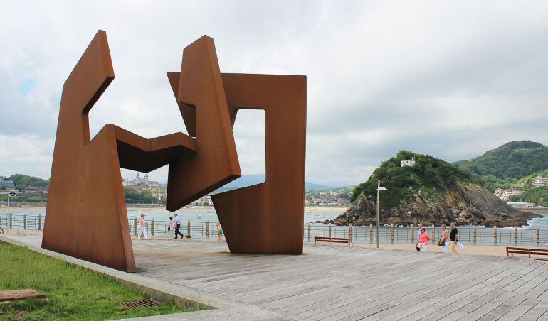 Escultura &quot;Construcción Vacia&quot; de Jorge Oteiza en el Paseo Nuevo donostiarra