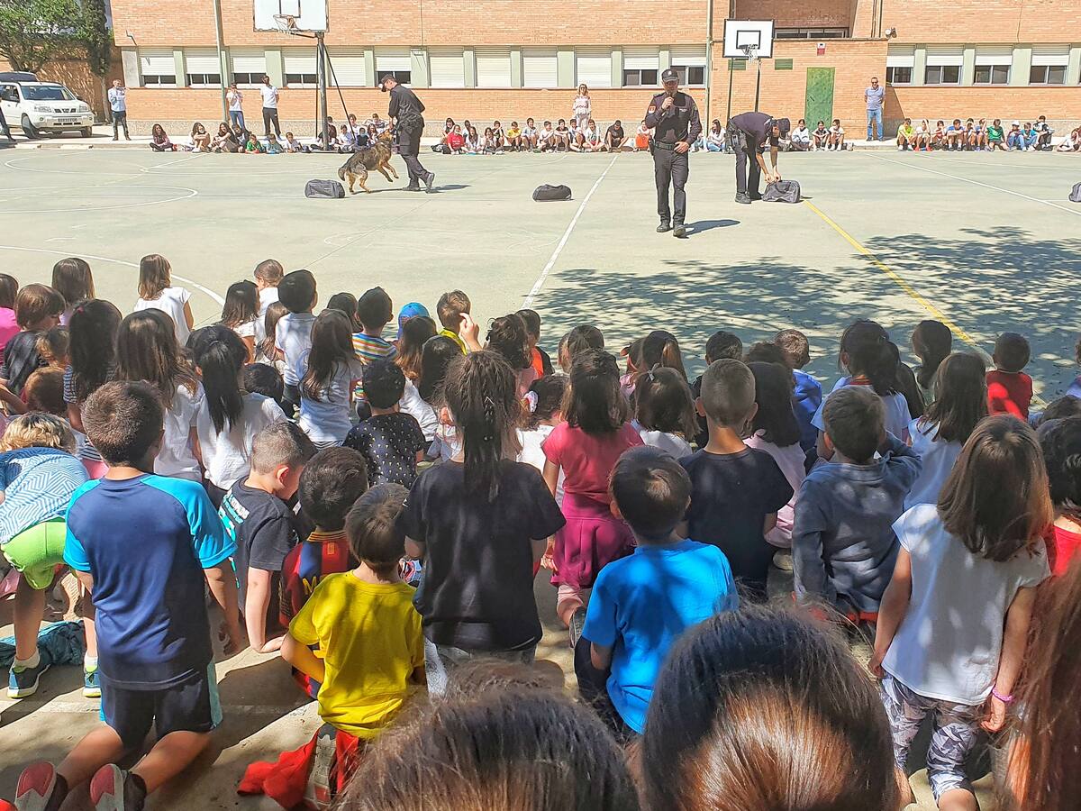 La Policía Nacional y la Policía Local enseñan su trabajo en los centros escolares