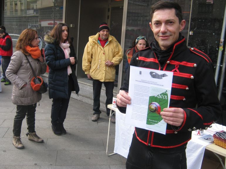 La Canalla, se encarga de poner voz a las eclamaciones de los afectados de VIH en la Plaza de Lazúrtegui