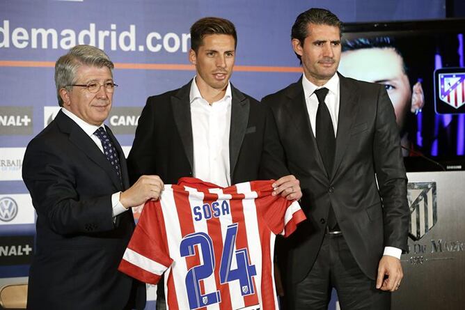 El argentino posa junto al presidente del Atletico Entique Cerezo y su director deportivo José Luis Pérez Caminero.