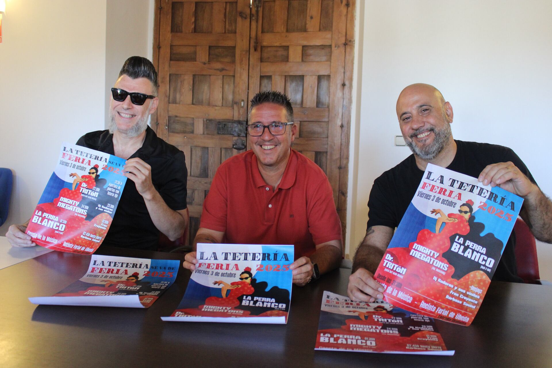 El edil de Festejos junto a los organizadores del evento.