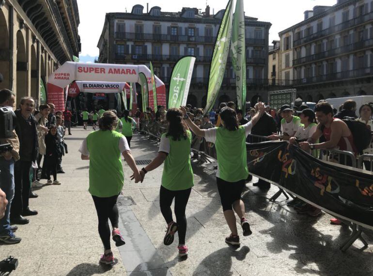 LLegada a la meta de algunas participantes en la IV carrera contra el cáncer de Gipuzkoa