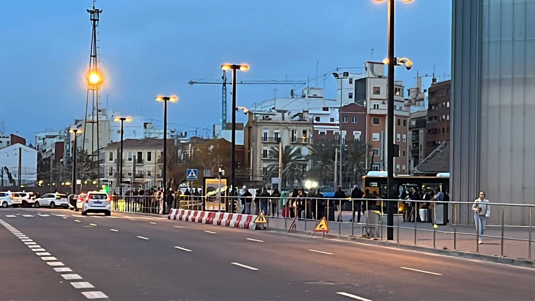 Largas colas de clientes en la parada de taxis de la estación del AVE Joaquín Sorolla de València