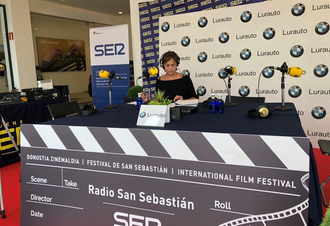 Vista del set de Radio San Sebastián frente a la alfombra roja del Kursaal.