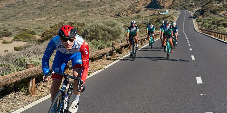 Algunas de las grandes estrellas mundiales como Pogacar o Vingegaard eligen Tenerife para su preparación invernal en El Teide.