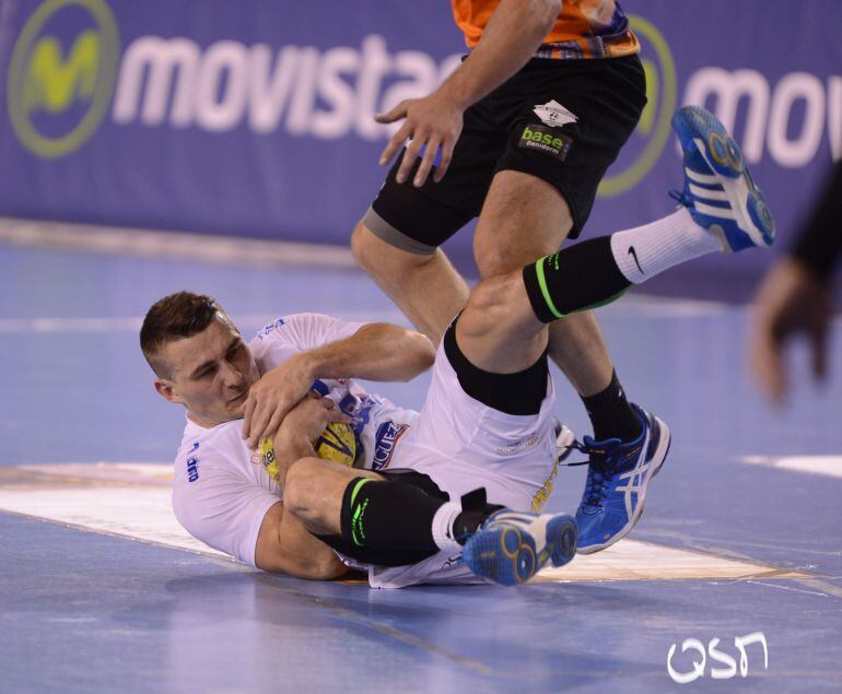 Amer Zildzic en una acción del partido