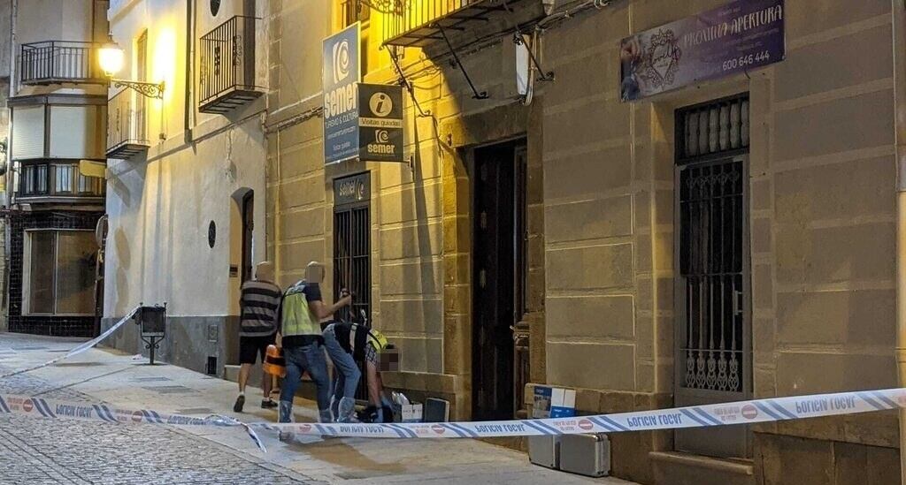 Agentes de Policía Judicial y Científica trabajando en el lugar de los hechos