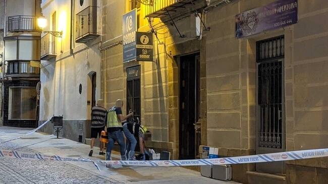 Agentes de Policía Judicial y Científica trabajando en el lugar de los hechos