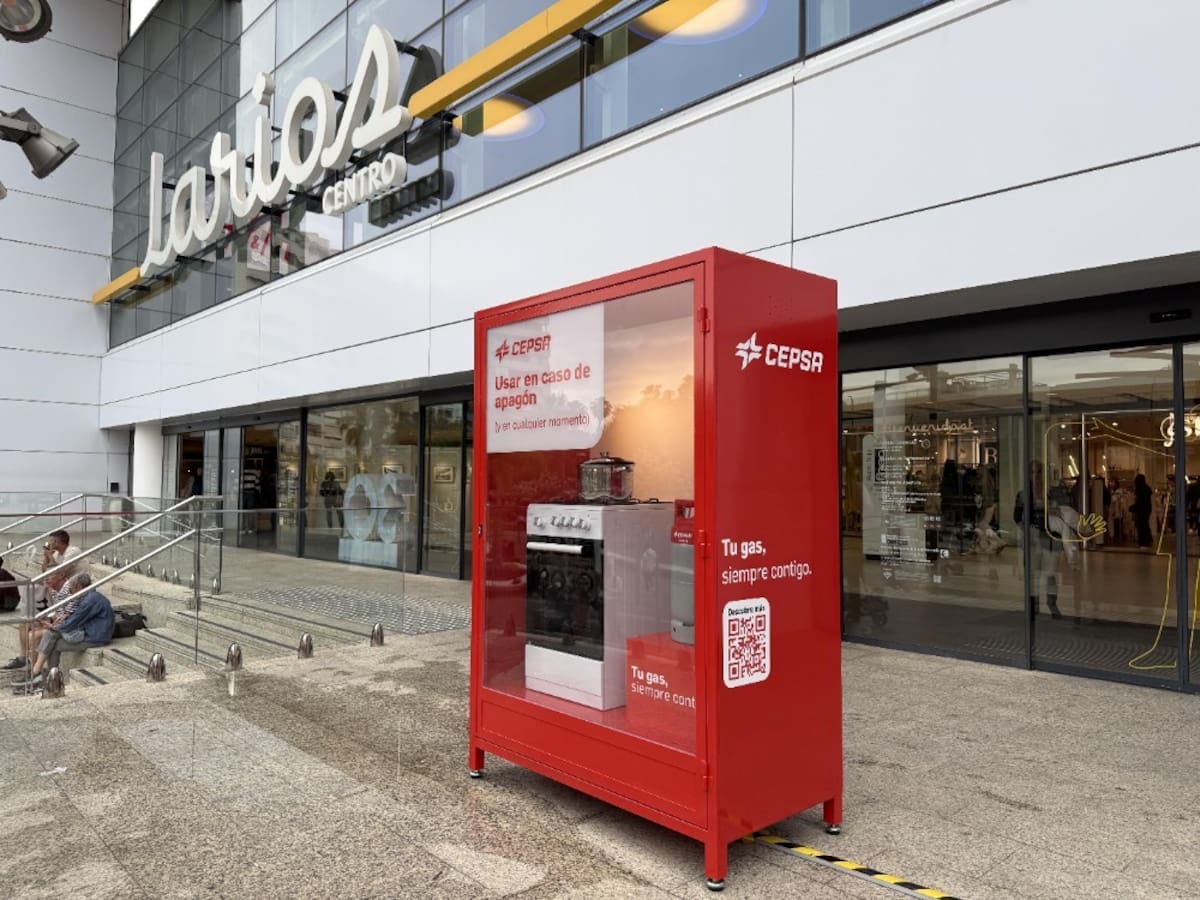 Cepsa instala en Málaga kits de supervivencia con motivo del primer aniversario del apagón