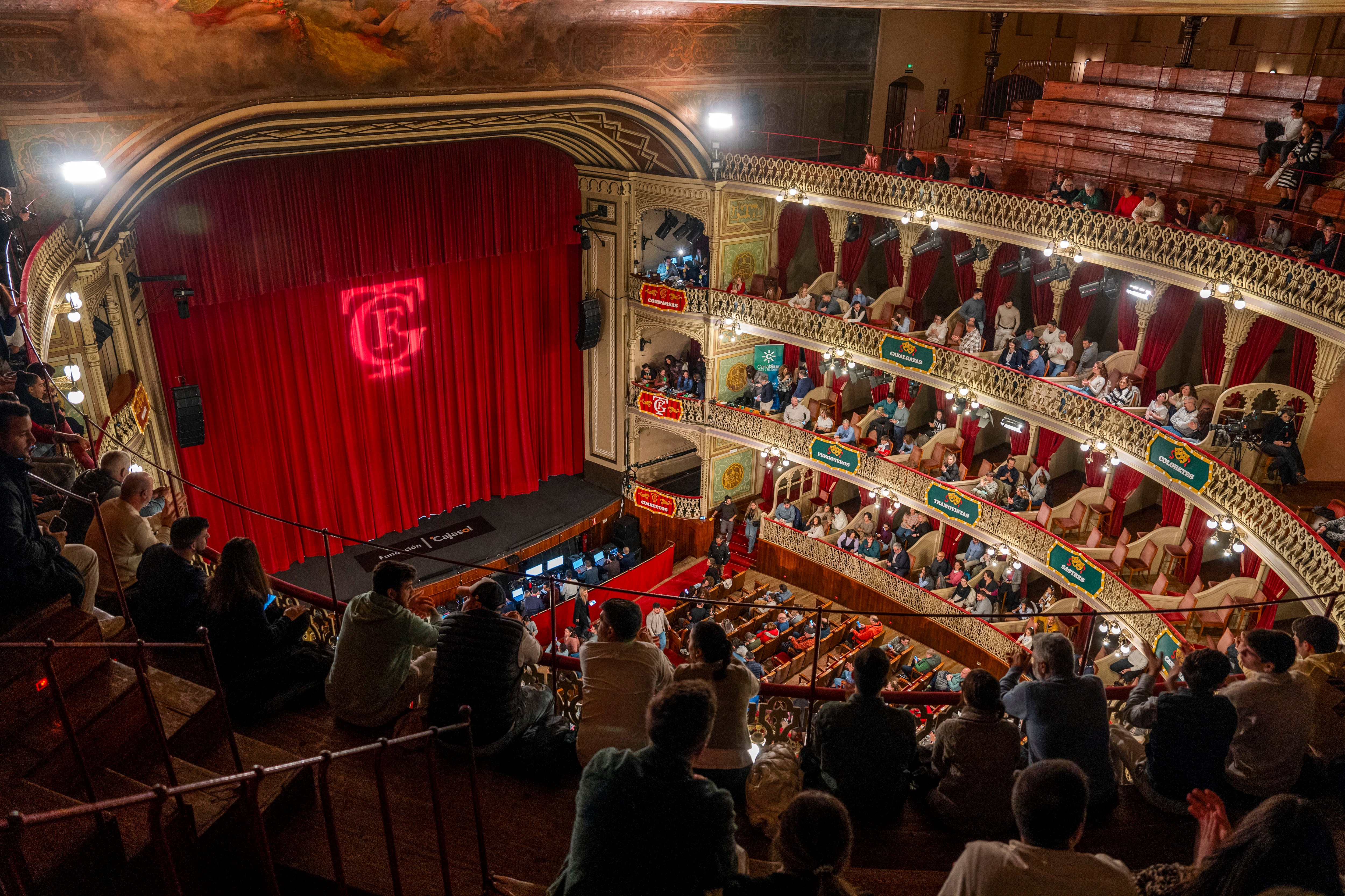 CÁDIZ, 23/01/2025.- Hoy inicia el Concurso Oficial de Agrupaciones Carnavalescas (COAC) 2025 en el Gran Teatro Falla de Cádiz que se prolongará hasta el día 28 de Febrero y donde actuarán 133 agrupaciones en las cuatro modalidades oficiales. EFE/Román Ríos.
