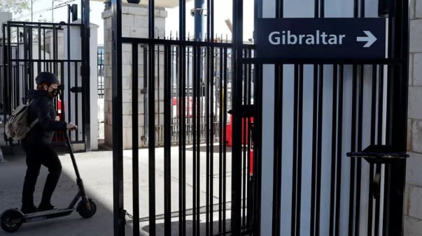 Una trabajadora entra con patín en Gibraltar