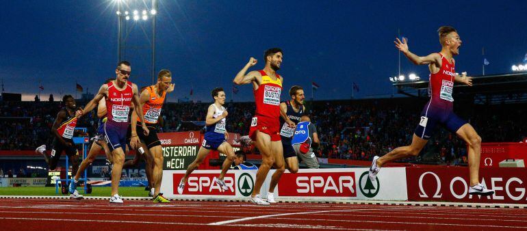 Bustos celebra la plata en el 1.500