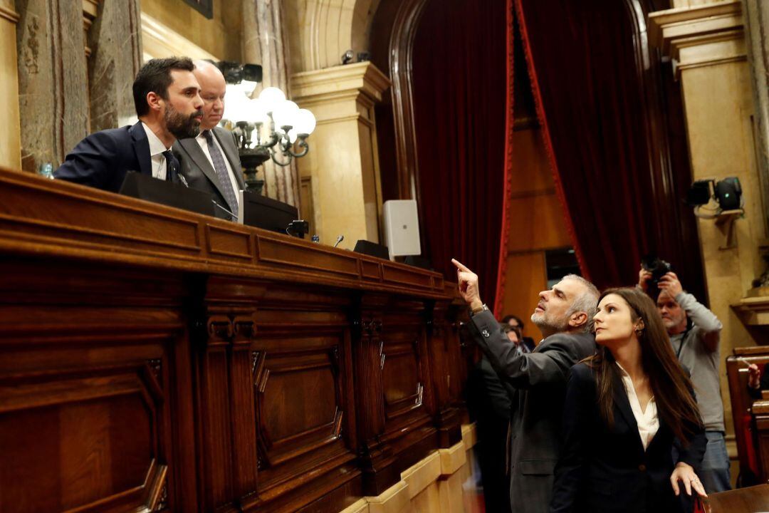 Los líderes de Ciudadanos, Lorena Roldán (d) y Carlos Carrizosa (2d), discuten con el presidente del Parlament, Roger Torrent (i)