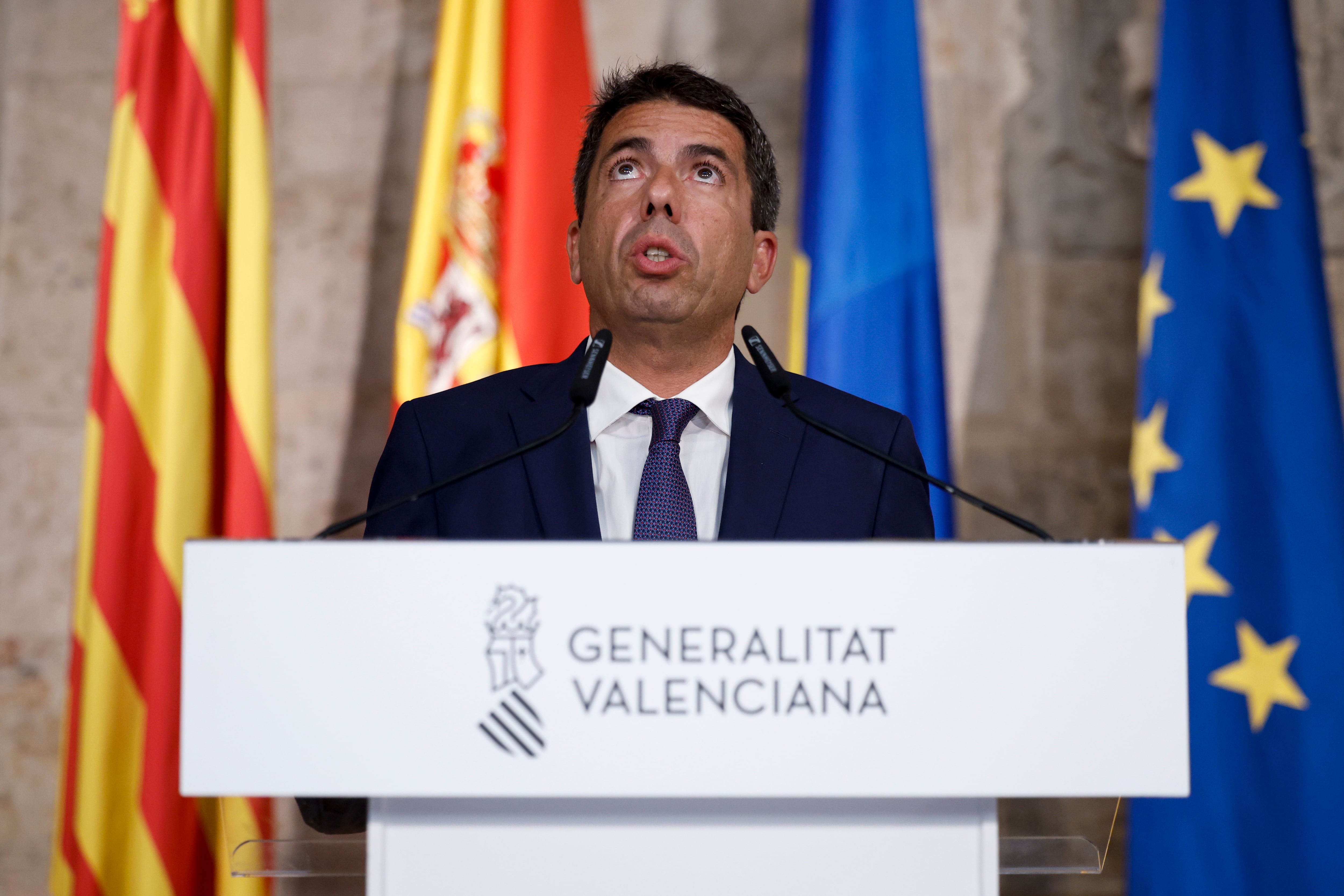 VALENCIA, 12/07/2024.- El president de la Generalitat, Carlos Mazón (PP), durante la rueda de prensa para informar de su decisión de destituir a los tres miembros de Vox de su gobierno tras la ruptura de los pactos autonómicos anunciada por el líder de Vox, Santiago Abascal, momentos antes de presidir un pleno del Consell extraordinario para reordenar las áreas de gobierno que hasta ahora estaban en manos de Vox: Vicepresidencia Primera, Cultura, Deporte, Justicia, Interior, Agricultura, Ganadería y Pesca. EFE/Biel Aliño
