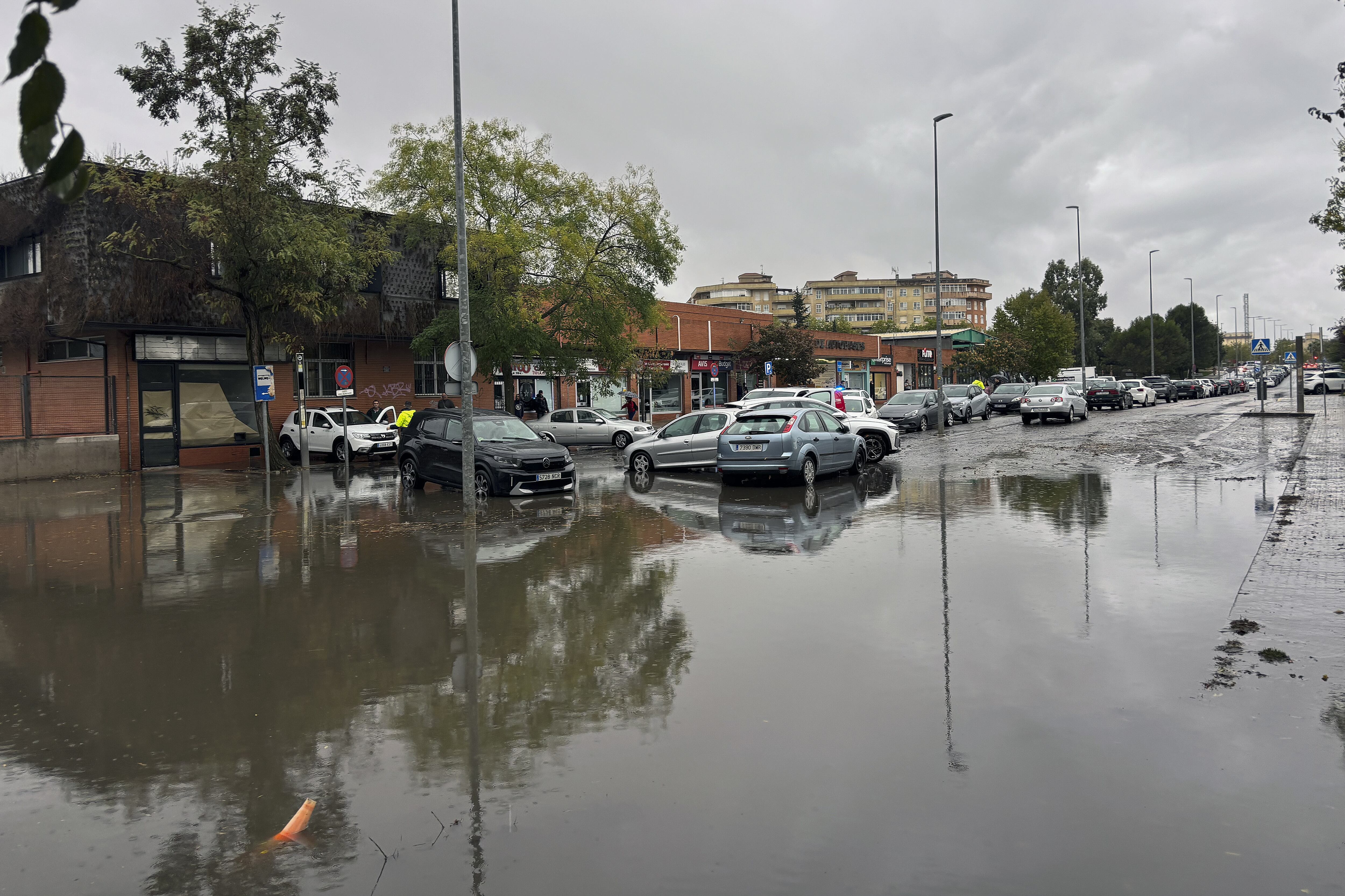 CÁCERES, 05/11/2025.- La lluvia intensa ha provocado calles inundadas, coches atrapados y parques cerrados en la ciudad de Cáceres, donde el Ayuntamiento ha recomendado a los ciudadanos que extremen las precauciones. EFE/ Eduardo Villanueva