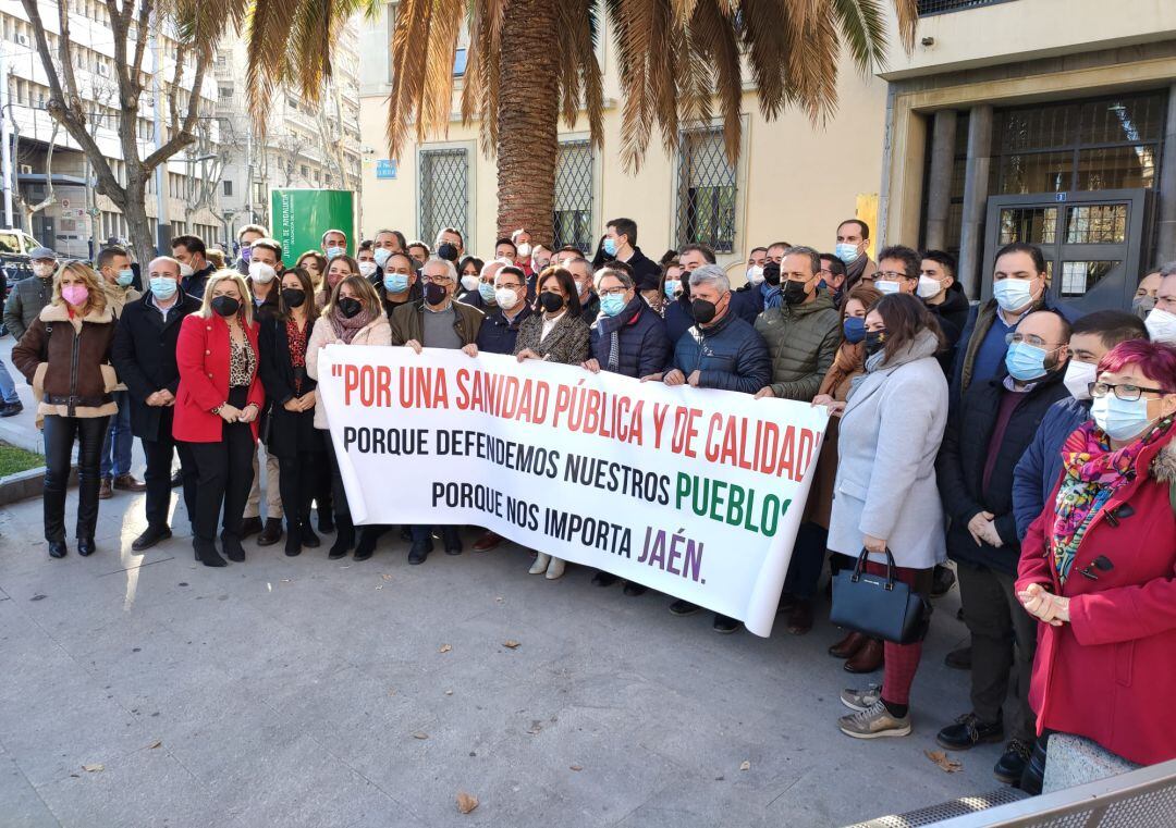 Alrededor de 70 alcaldes y alcaldesas de la provincia se han concentrado a las puertas de la Delegación del Gobierno Regional en Jaén