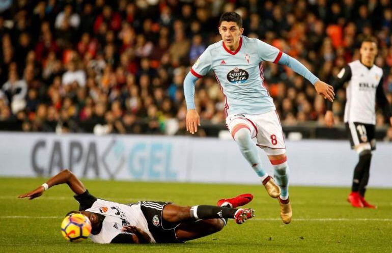 Pablo &#039;Tucu&#039; Hernández dando un pase en el Valencia-Celta de la pasada temporada.