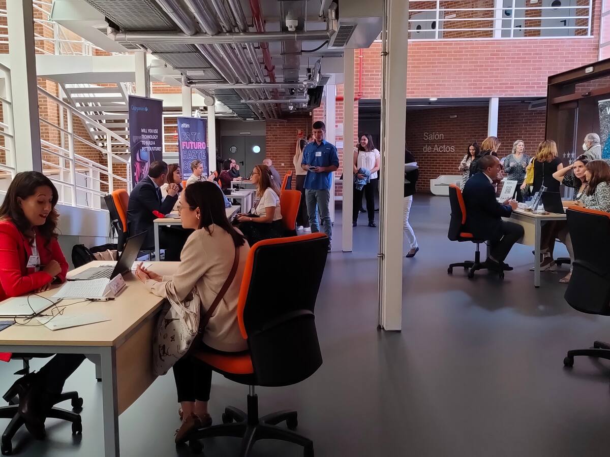Varias empresas tecnológicas buscan trabajadores con entrevistas rápidas en el centro de formación digital de Getafe