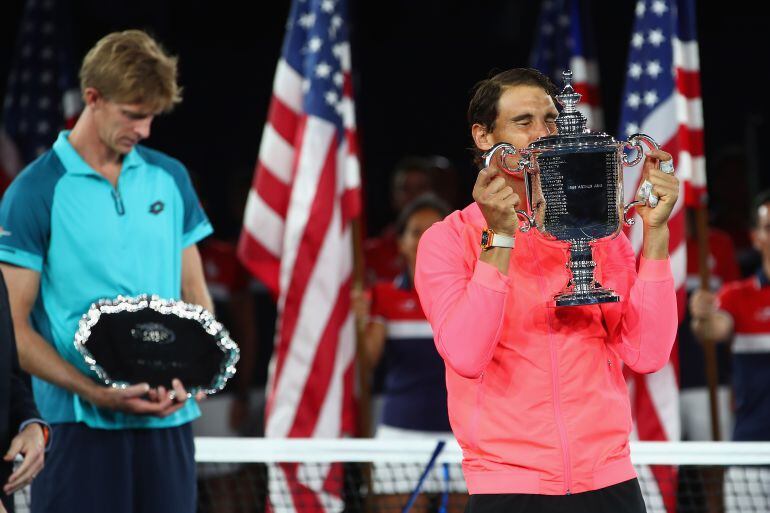 Nadal besa el trofeo del US Open conseguido el año pasado con Anderson, finalista, al lado