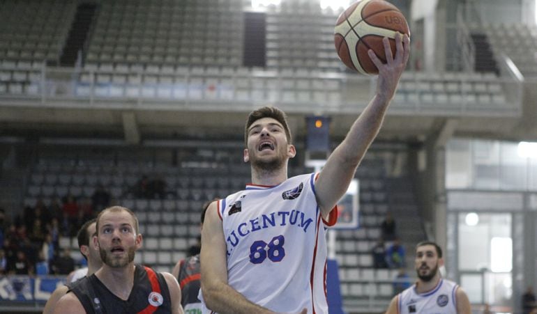 Carlos Martínez entra a canasta