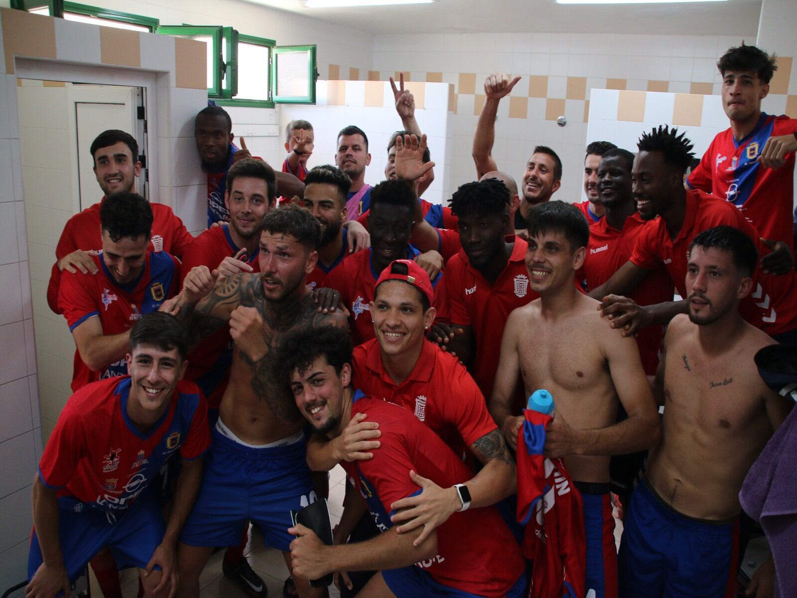 Los jugadores de la UD Lanzarote celebrando su clasificación para luchar por el ascenso.