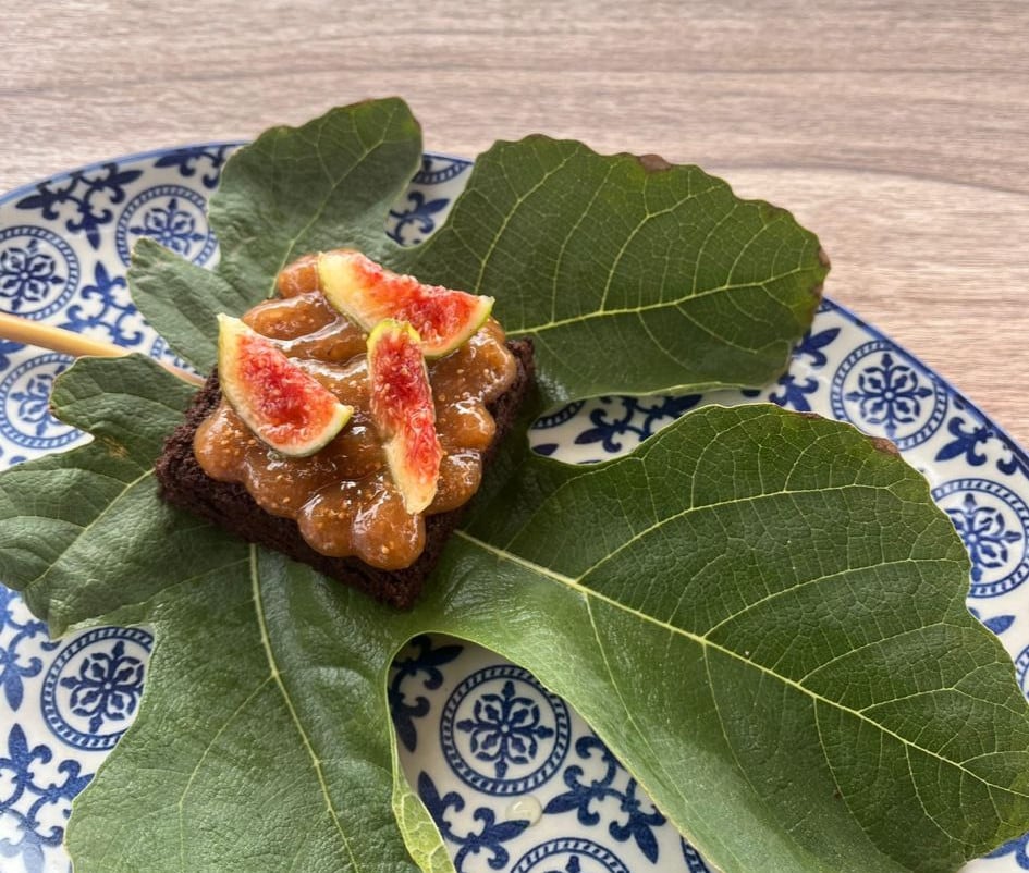 Plato elaborado con harina de algarrobas