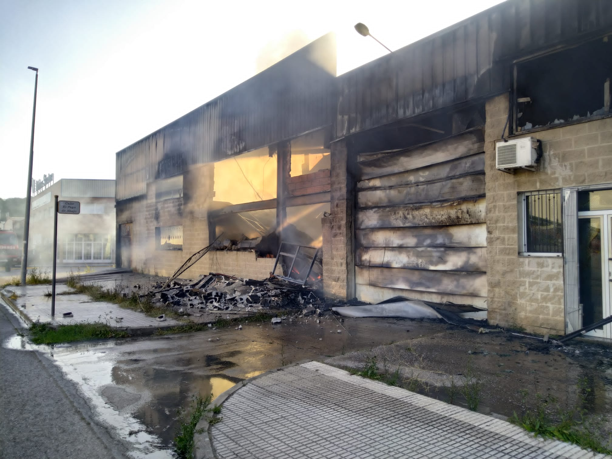 La fábrica de Santa Cruz, incendiada