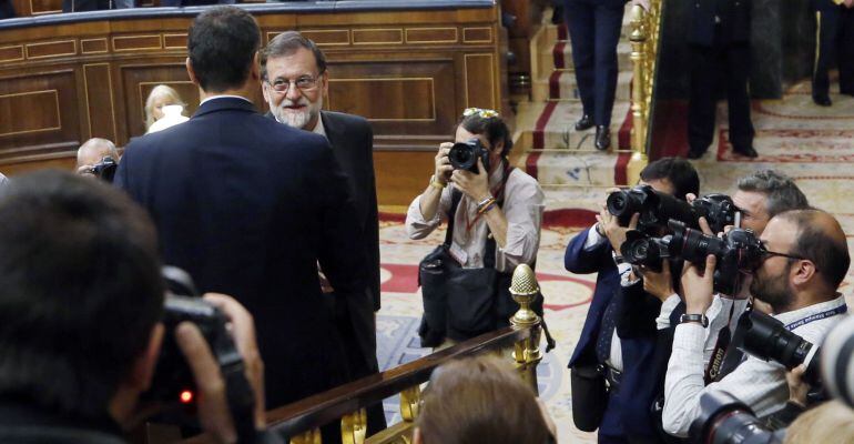 El secretario general del PSOE Pedro Sánchez, saluda al presidente del gobierno Mariano rajoy, en el hemiciclo del Congreso tras el debate de la moción de censura presentada por su partido