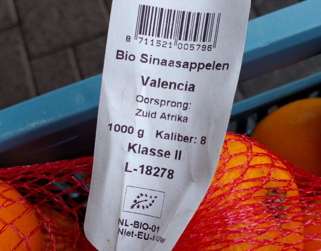 Etiqueta de una bolsa de naranjas que provienen de Sudáfrica. 