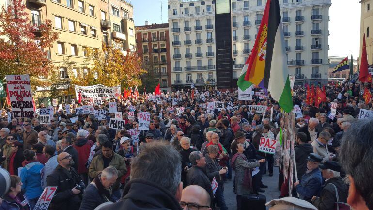 cientos de personas se dieron cita en la plaza Reina Sofía de Madrid en la manifestación contra la guerra