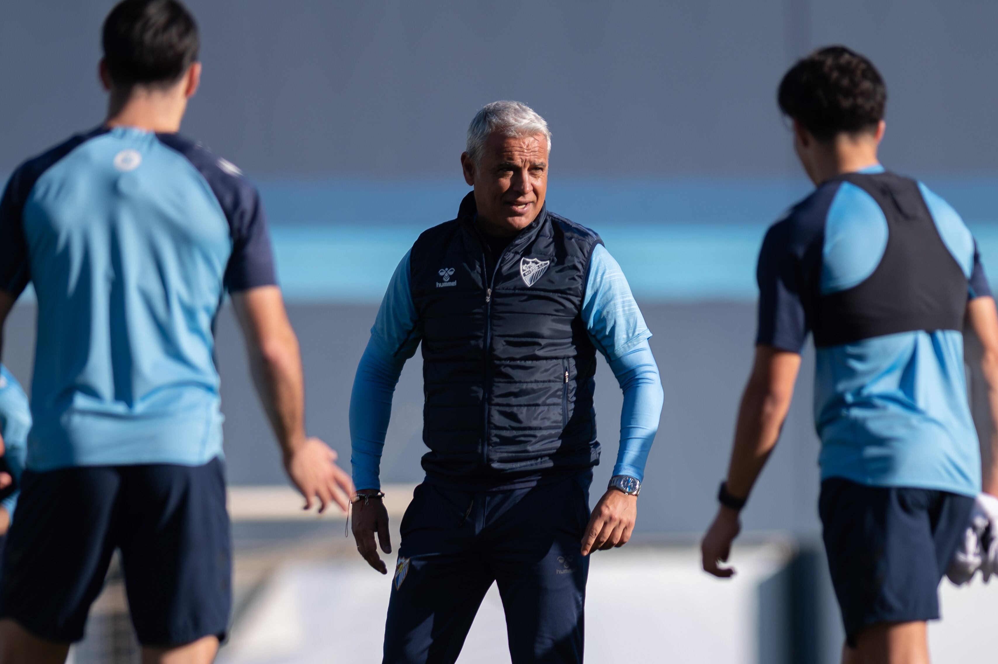 El entrenador del Málaga Sergio Pellicer, dirigendo el entrenamiento