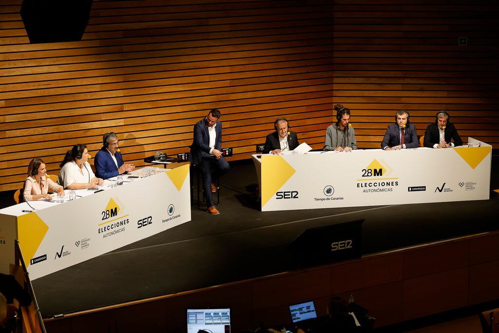 Noemí Santana (Unidas Sí Se Puede), Isabel Bello (Ciudadanos), Román Rodríguez (Nueva Canarias), Ángel Víctor Torres (Partido Socialista), Alberto Rodríguez (Drago Verdes Canarias), Manuel Domínguez (Partido Popular),  y Fernando Clavijo (Coalición Canaria), junto al jefe de informativos de SER Las Palmas, Eric Pestano, durante el debate.