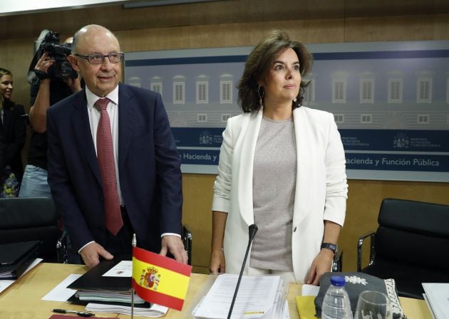 El ministro de Hacienda, Cristóbal Montoro y la vicepresidenta del Gobierno, Soraya Sáenz de Santamaría