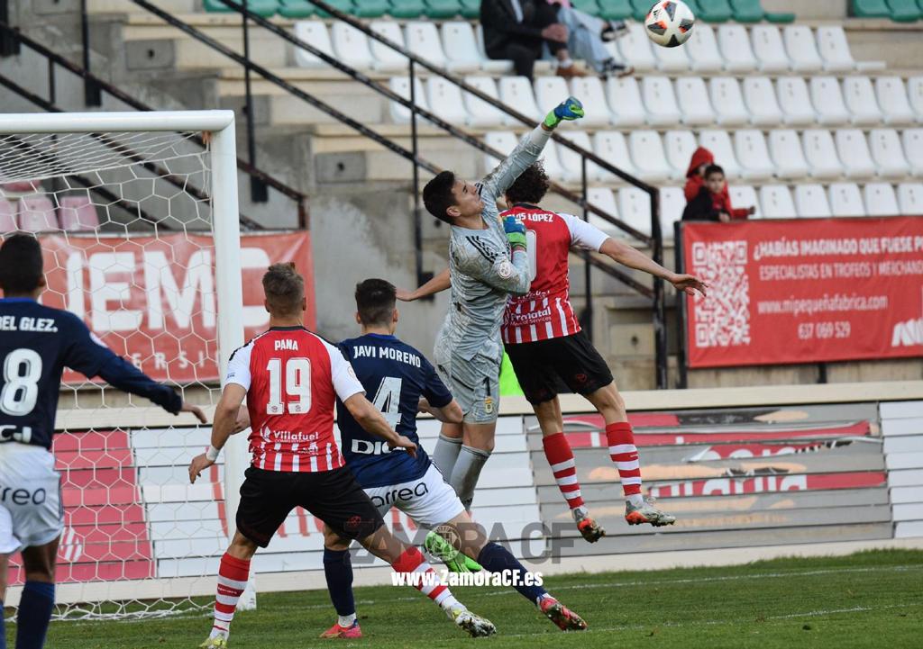 Charly intenta rematar un balón frente al Oviedo Vetusta