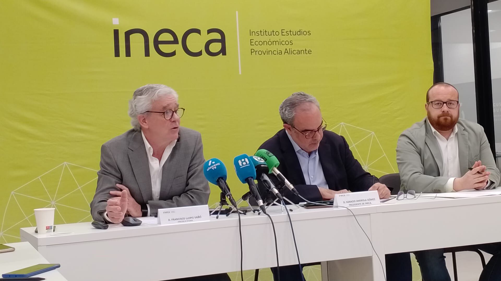 Francisco Llopis, director de estudios, Nacho Amirola, presidente y Quino Palací, coordinador de estudios de INECA, durante la presentación del IV informe de coyuntura económica 2023 de la provincia de Alicante