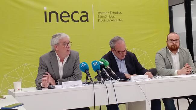 Francisco Llopis, director de estudios, Nacho Amirola, presidente y Quino Palací, coordinador de estudios de INECA, durante la presentación del IV informe de coyuntura económica 2023 de la provincia de Alicante
