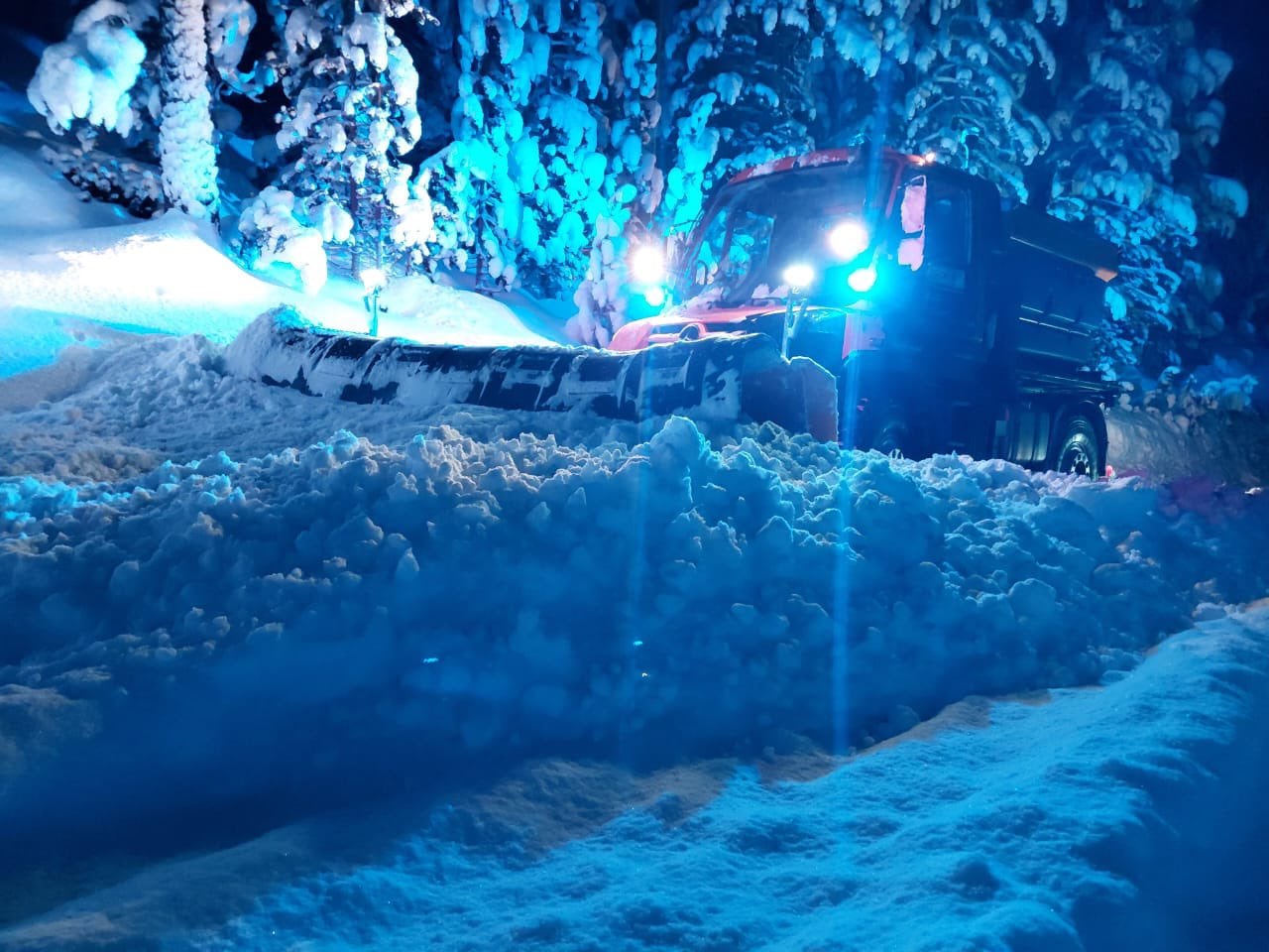 Una màquina llevaneu fent tasques de neteja de la via en un episodi de nevades d'inicis d'any