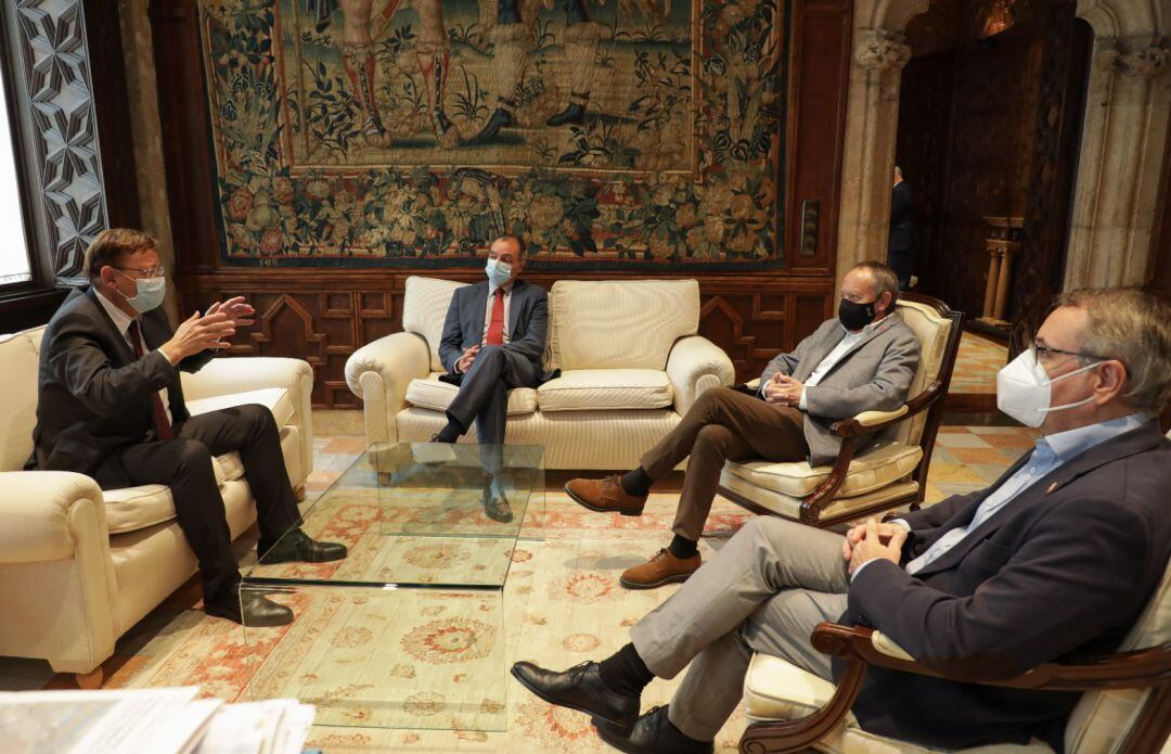 Reunión de Puig con los agentes sociales en el Palau de la Generalitat 