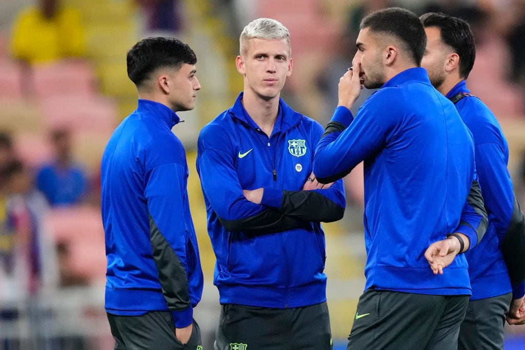 Dani Olmo, en la previa del partido del Athletic Club junto a varios de sus compañeros