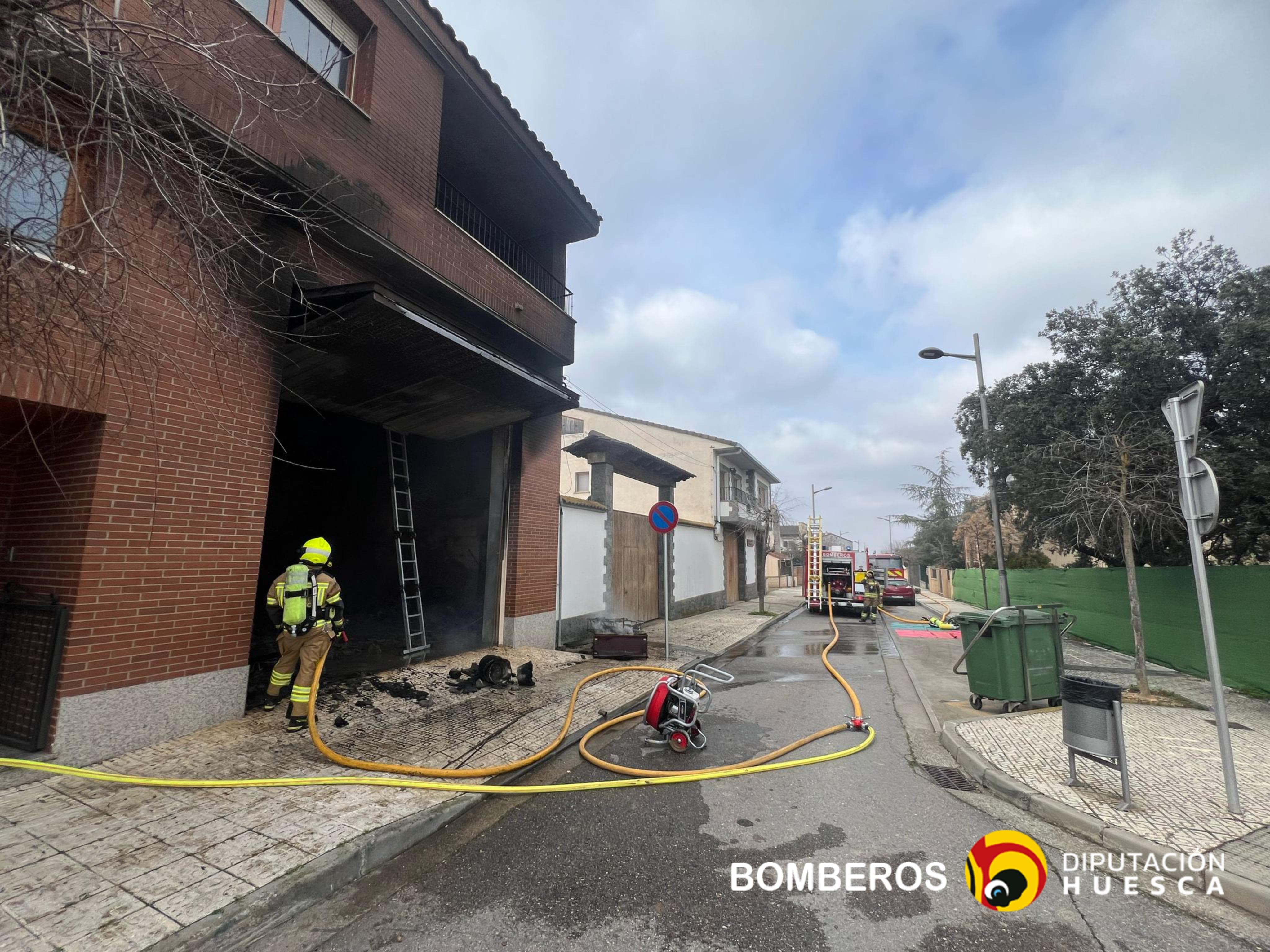 Los bomberos actuando en el incendio en el interior del almacén