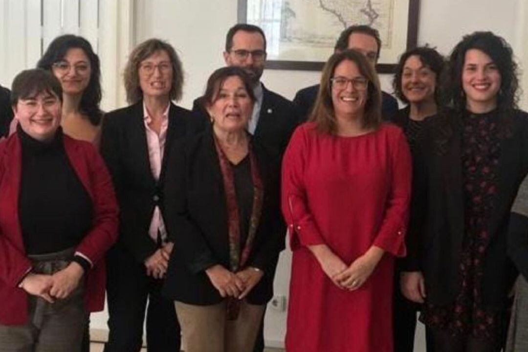 La delegada del Gobierno, Isabel López, con algunos miembros del PSOE