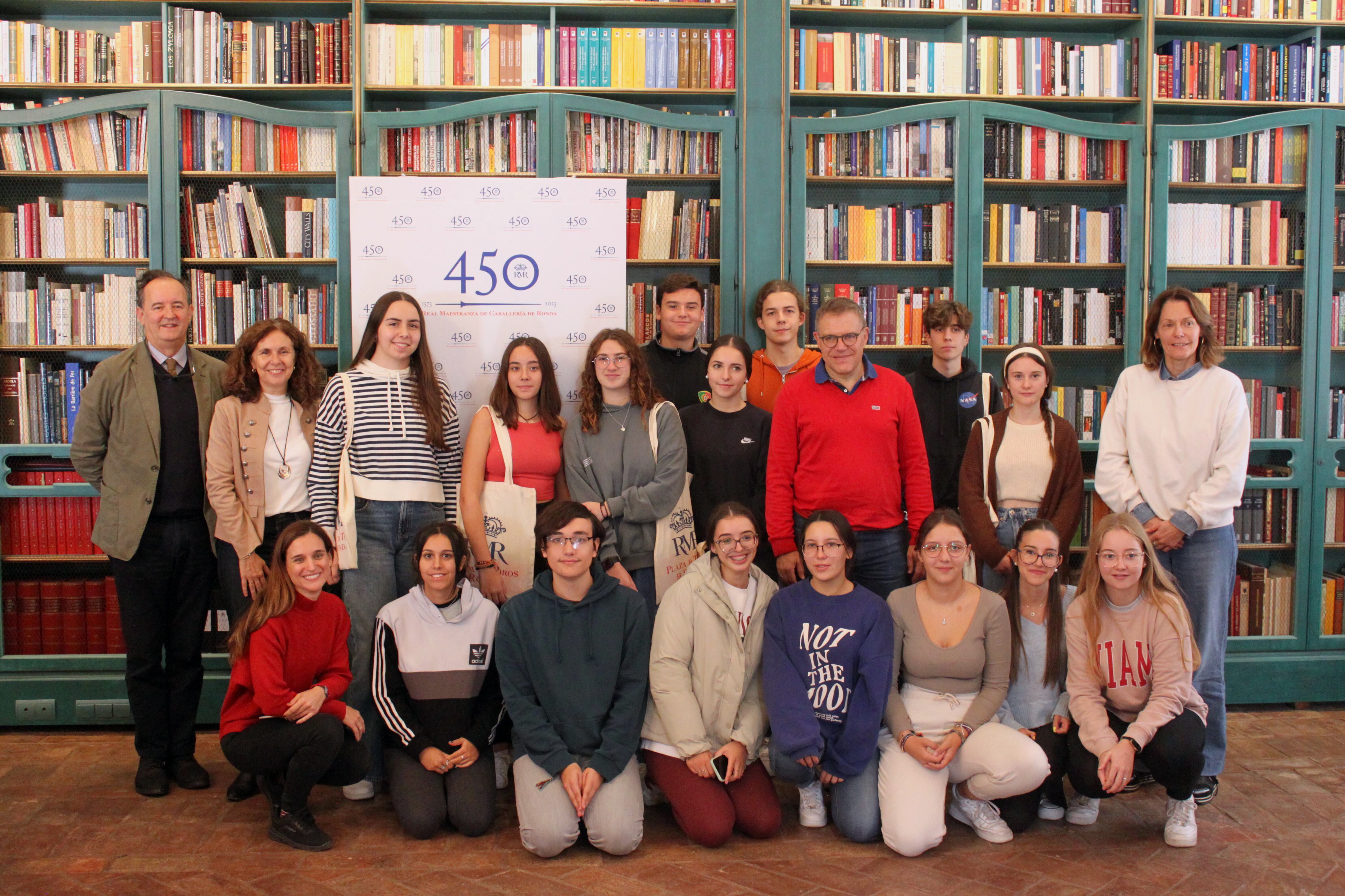 Alumnos y profesores del instituto Martín Rivero junto al Director de la RMR, Ignacio Herrera