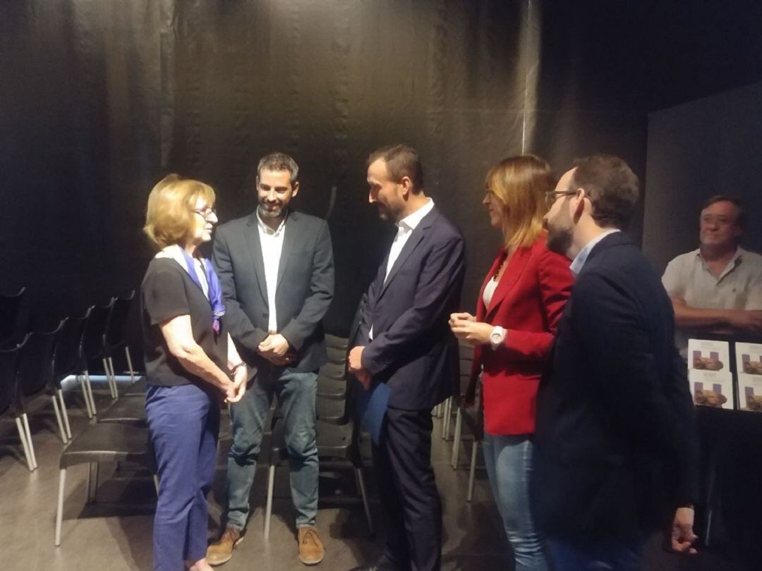 La catedrática Carmen Aranegui dialoga con el alcalde.