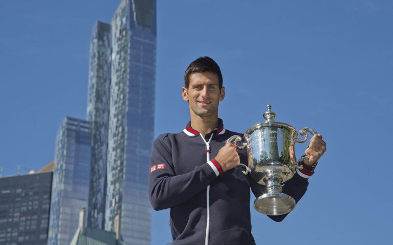 Novak Djokovic posa con el trofeo de campeón en Central Park.