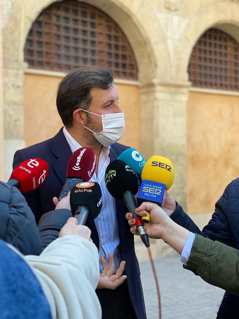 Pablo Ruz delante del antiguo Convento de las Clarisas