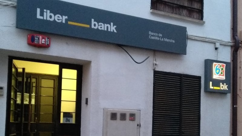 Oficina bancaria de Unicaja en Beteta aún con la imagen de la antigua Liberbank, en la calle Isabel la Católica, 34.