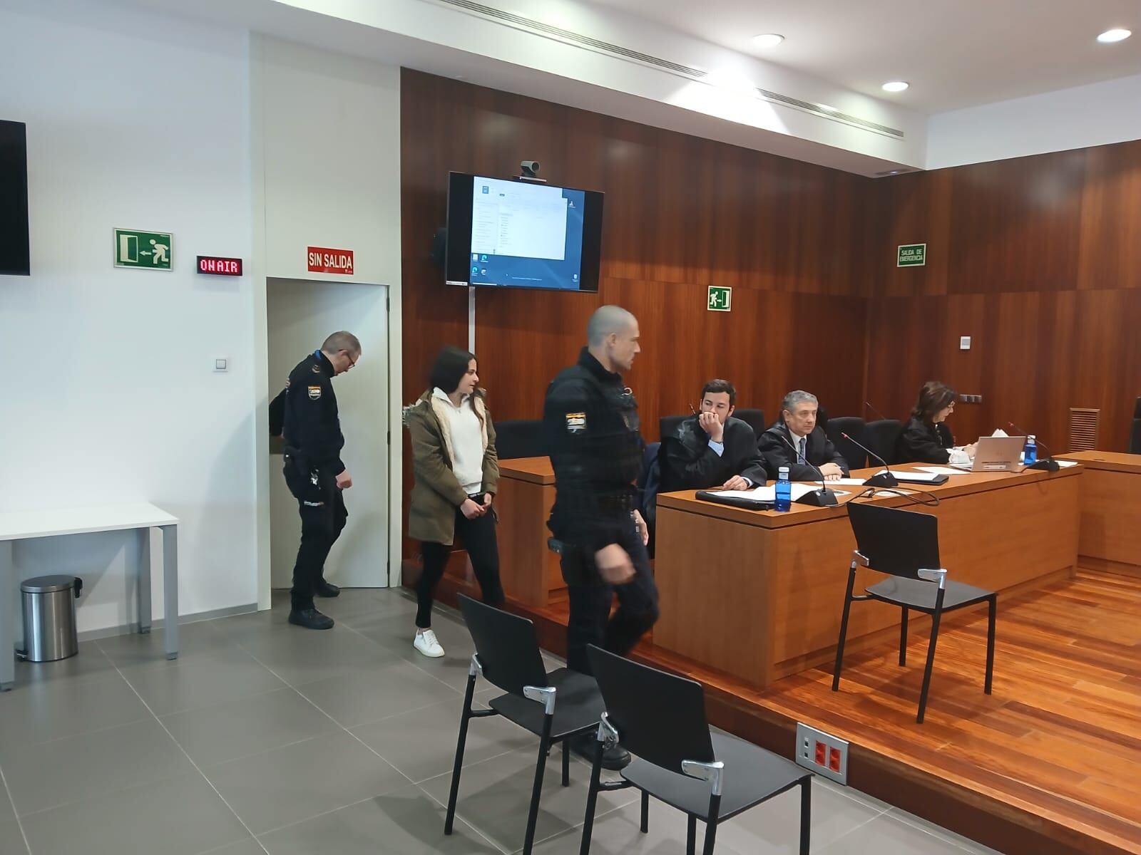 La acusada Tatiana Diguele entrando en la sala de la Audiencia Provincial de Zaragoza