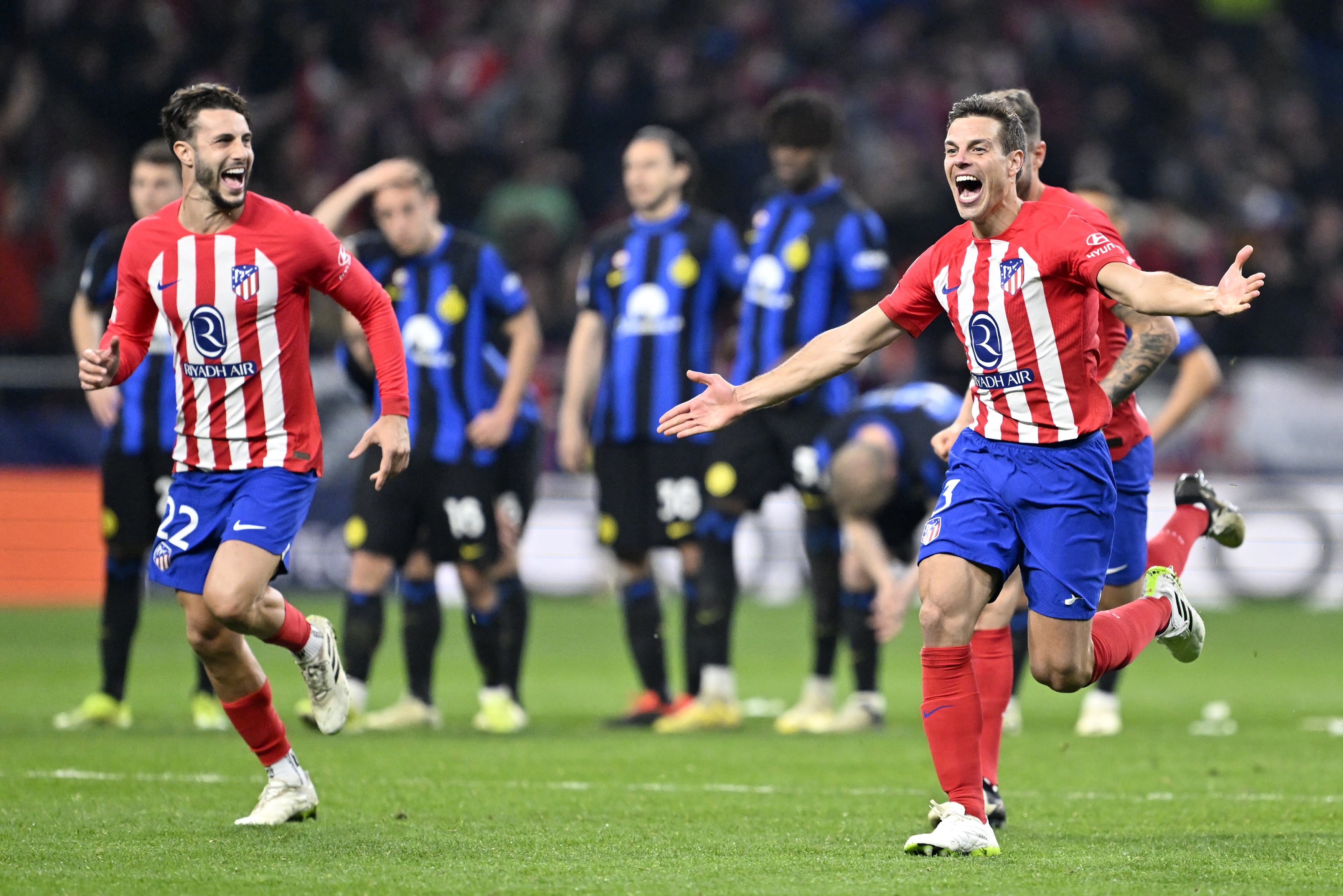 Mario Hermoso y César Azpilicueta celebran la victoria del Atlético de Madrid frente al Inter de Milán