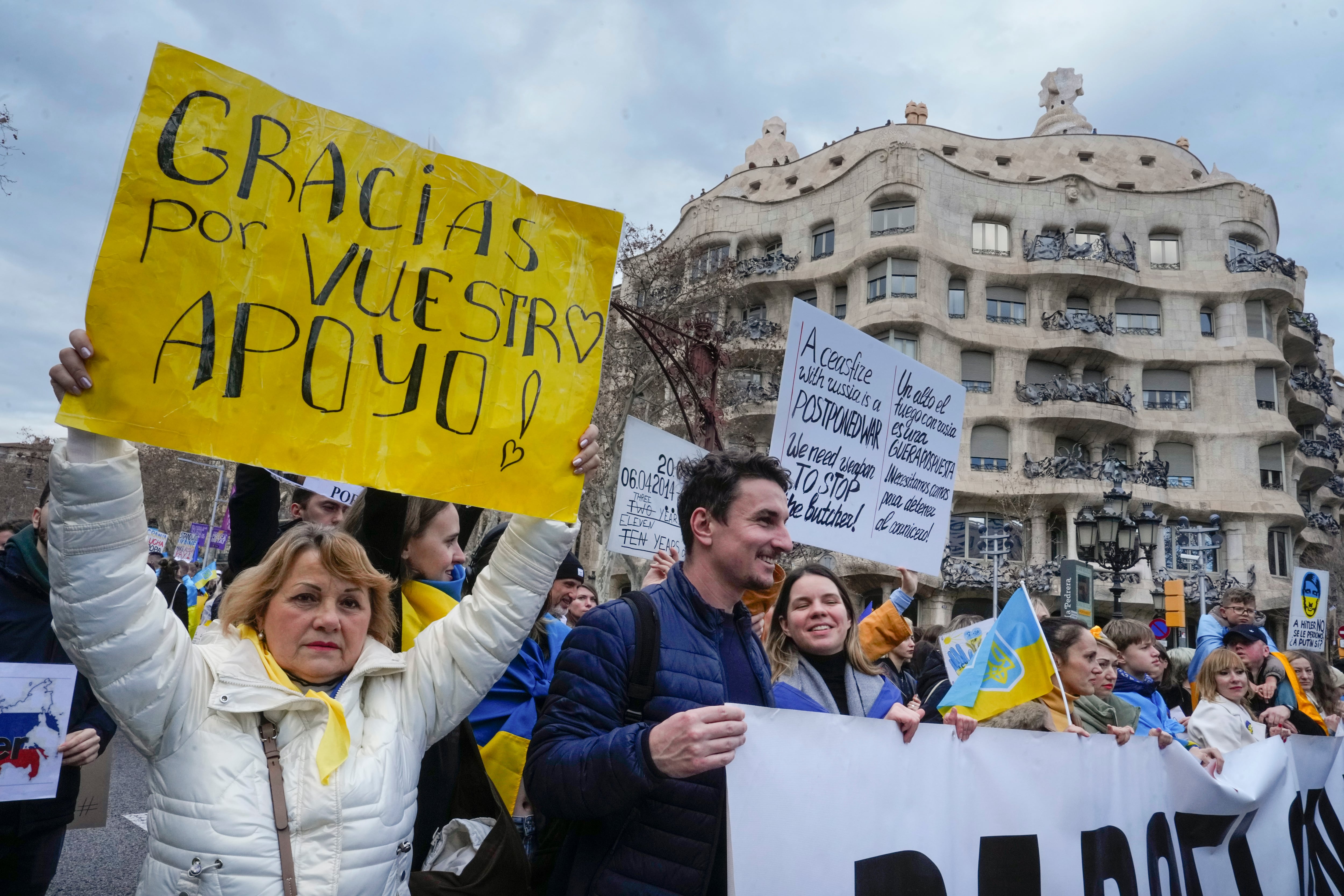 Varias personas participan en una manifestación de apoyo a Ucrania en Barcelona. Diversas ciudades españolas acogerán este domingo manifestaciones, convocadas por distintas asociaciones de ucranianos en España, en el tercer aniversario de la invasión rusa de Ucrania para defender la libertad y una paz justa.