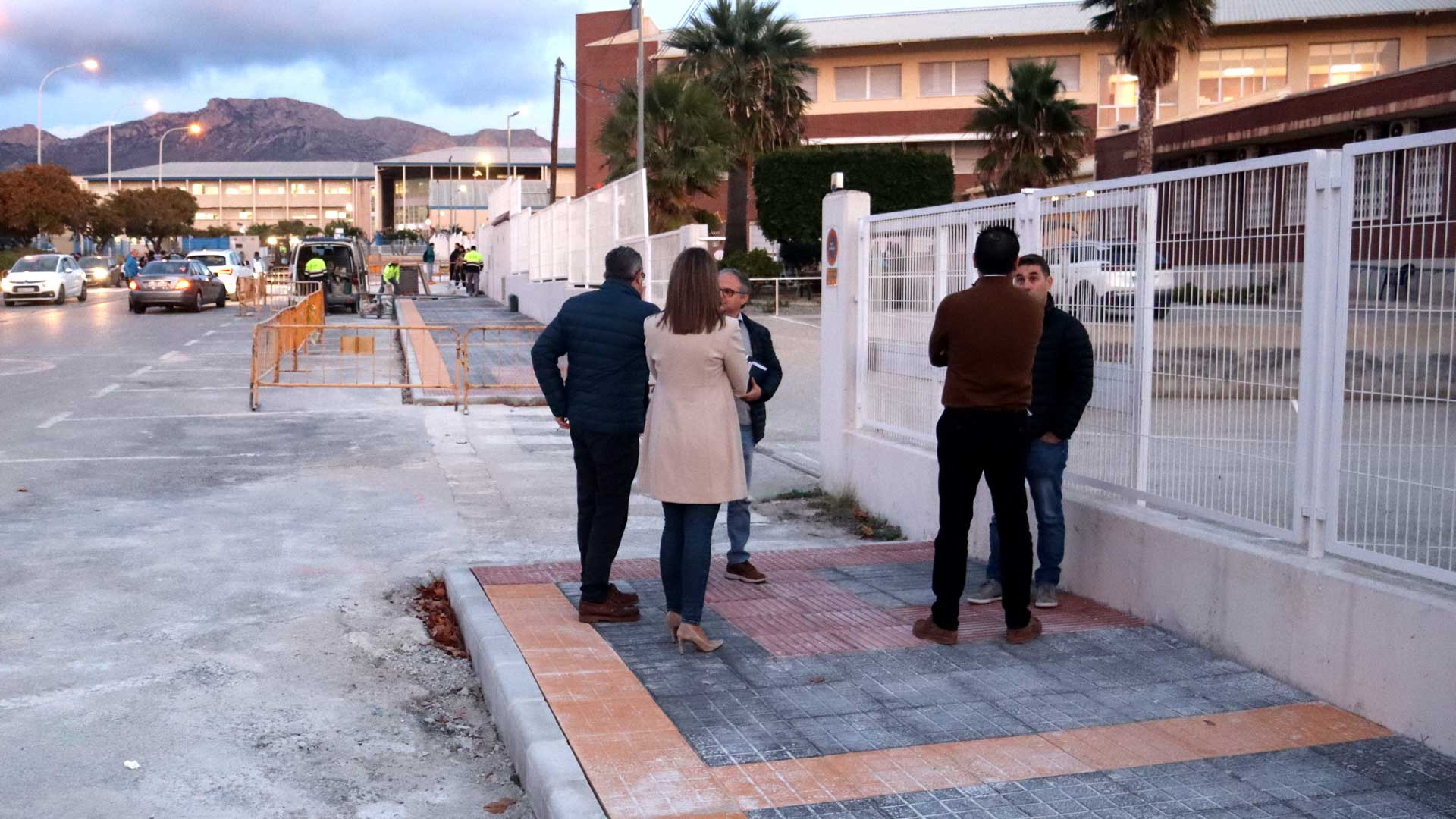 Una parte de estas intervenciones han tenido lugar en el complejo escolar del Salt de l’Aigua, en donde el alcalde Toni Pérez, la concejal de Educación, Maite Moreno, y el de Espacio Público, José Ramón González de Zárate, han comprobado esta mañana el resultado de las mismas.